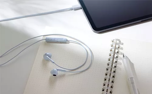 JVC HA-FR17UCAU USB-C fülhallgató mikrofonnal, vezérlővel és IPX2 cseppállósággal, 10,7 mm neodímium hangszóróval, világoskék