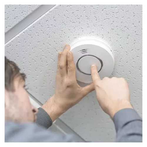 EMOS P56502 füstérzékelő és jelző. 85dB, 230V AC, további érzékelőkhöz csatlakoztatható (TSS890B-HI)